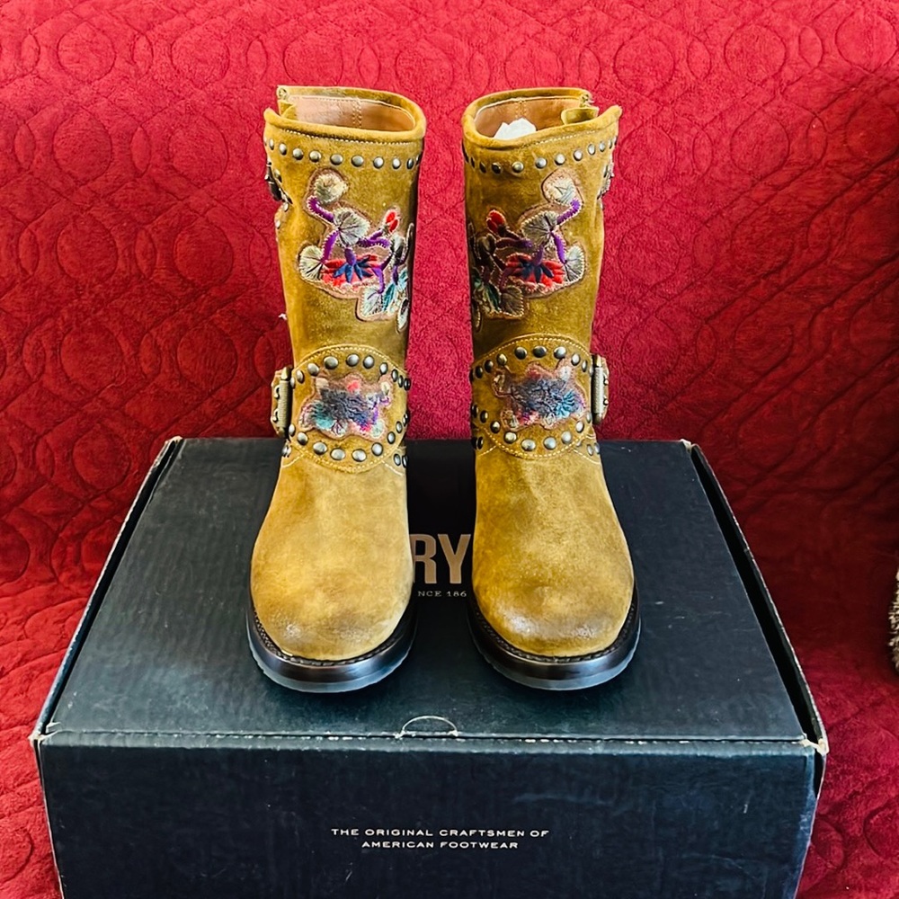 AUTHENTIC Frye NAT FLOWER ENGINEER